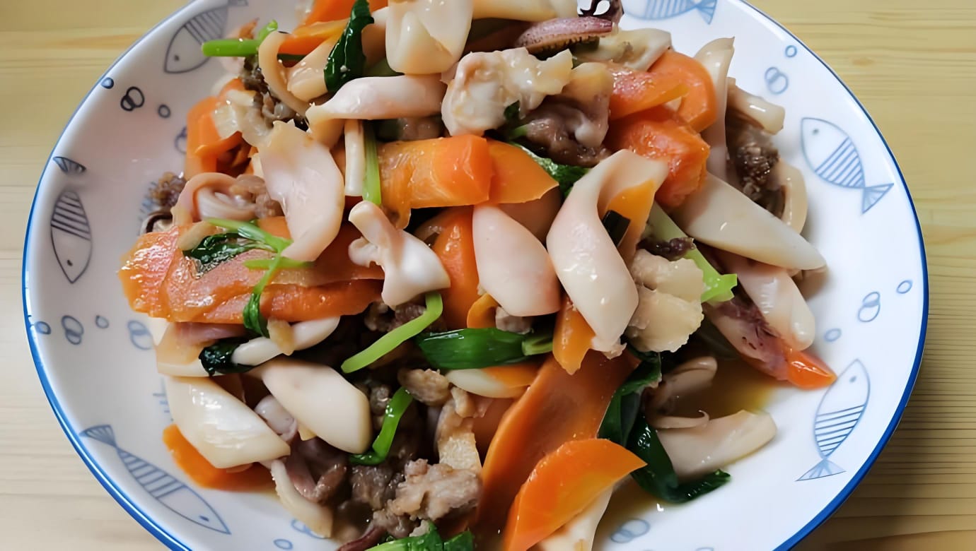 80. Кантонская быстрая обжарка кальмара с мясом